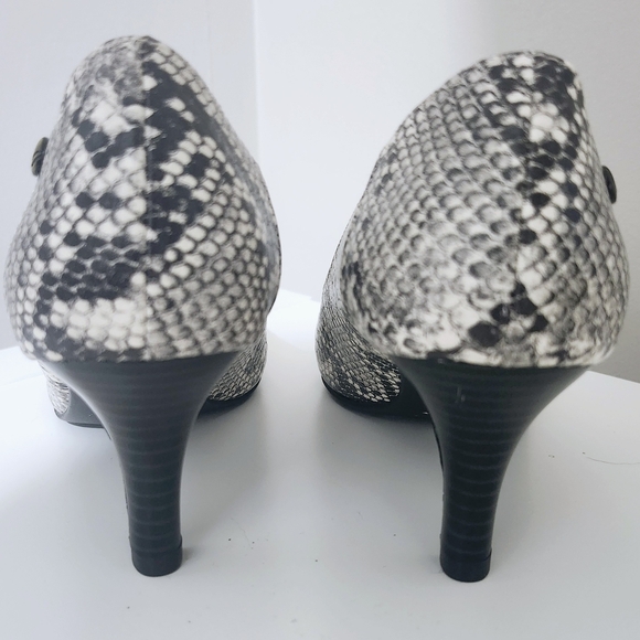 Life Stride Snakeskin Patterned Women's Heels - Picture 7 of 10
